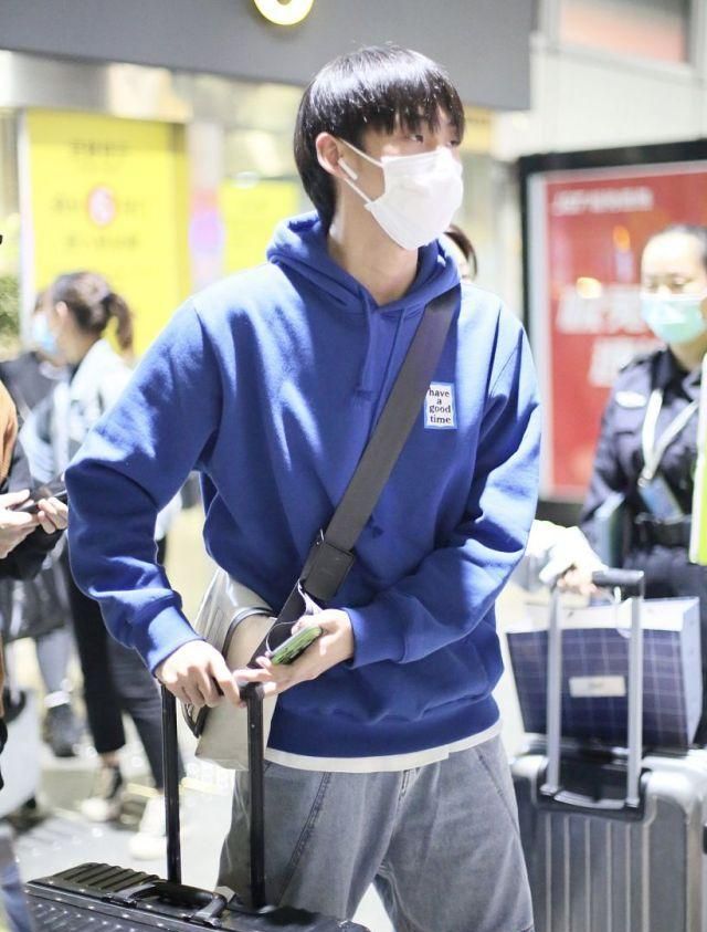 乐华艺人唐九洲深夜现身长沙机场,名气虽不是很大,排场可不小
