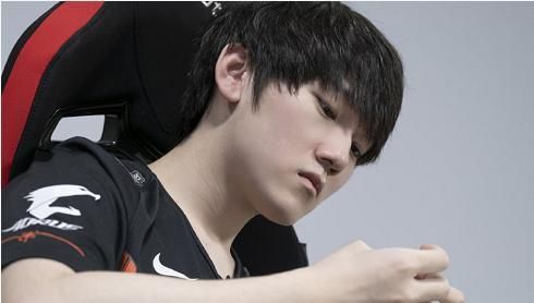 jakelove,jackeylove回头照片 阿布预言准确,jackeylove到来后tes直接提升一档,左手