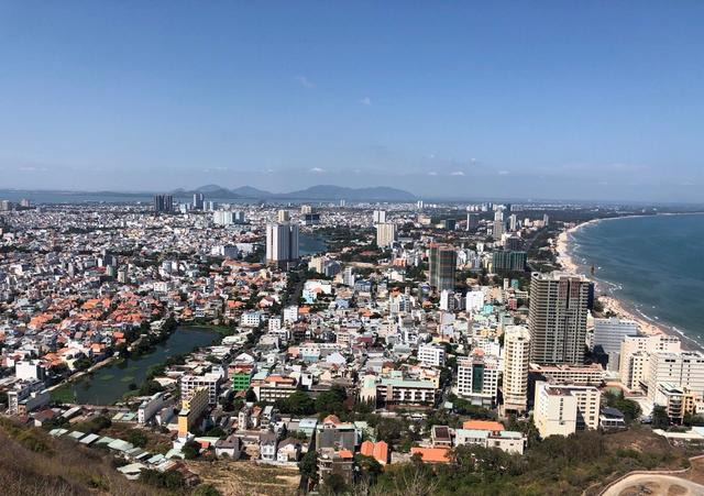 越南非省会,非直辖市的最大城市就是巴地头顿省的头顿市.