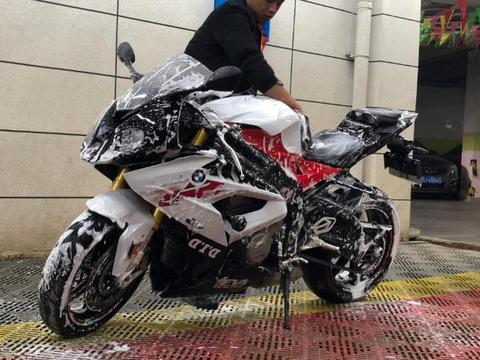 晋摩友花28.8万提宝马S1000RR，人称暴力猛士