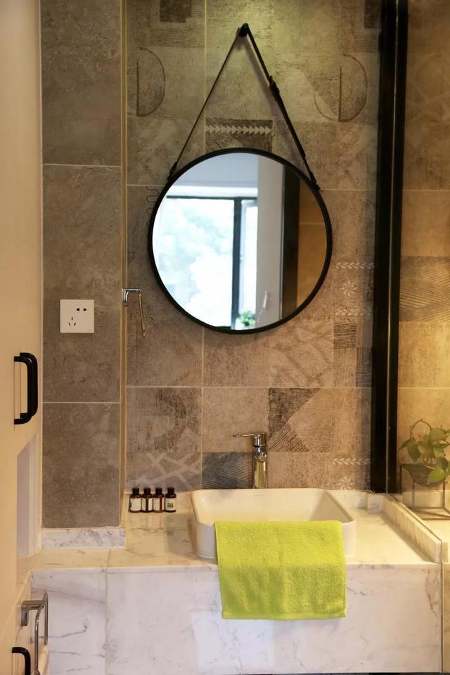 140平简约大宅，进屋就被吸引，电视墙太有个性了！鼓起勇气晒晒