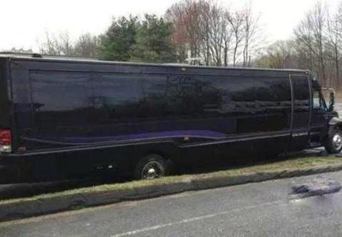 赵本山的12吨“移动皇宫”花500万人民币打造，全国仅一辆!