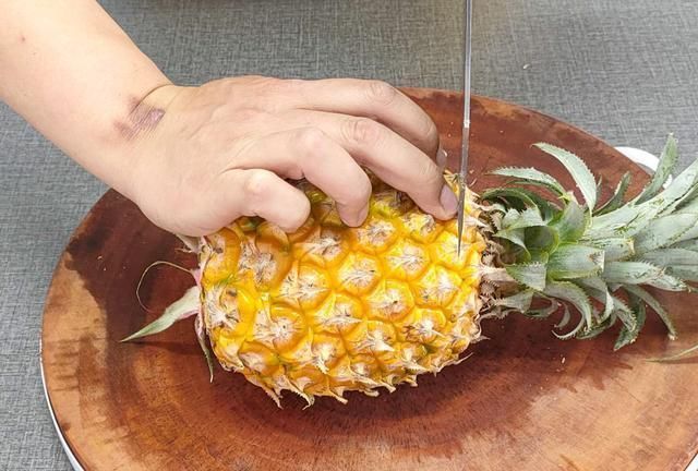 切菠萝别用老一套了,教你3种特色切法,看着漂亮吃着方便