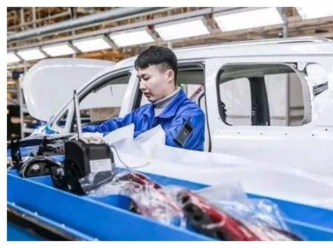 工厂仅55人，员工穿拖鞋去上班，为啥汽车却能卖上千万？