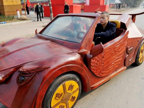 男子手工打造红木跑车，有人高价购买当时不卖，如今无人问津