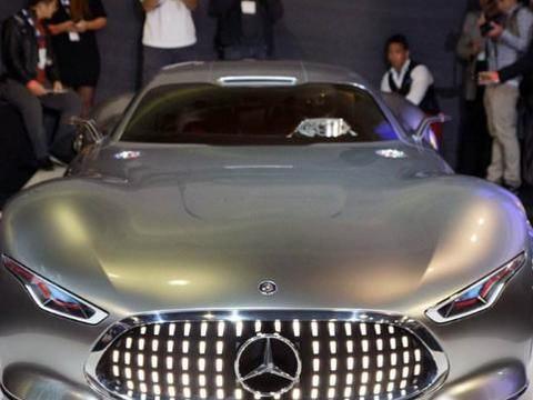 全球仅限量一台的奔驰车，装备8个排气管，你猜在谁的手里面？