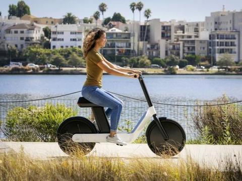 国外公司打造简约化电动车，外观看一无所有，内配特斯拉电池