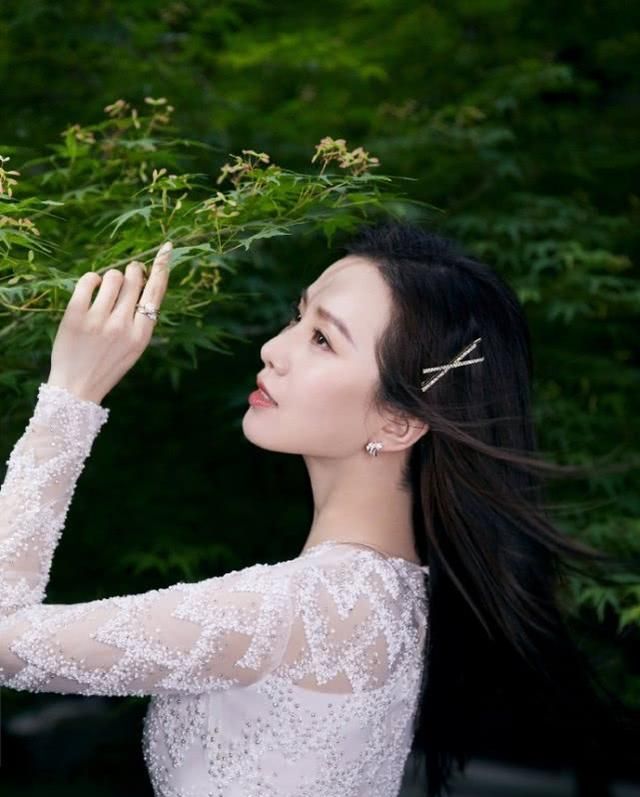 刘诗诗身穿白裙长发飘飘,生图比精修图还美,当妈后更仙了