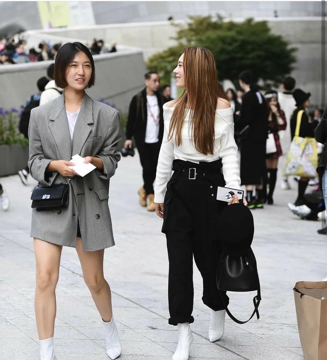 最新街拍,韩国女生又a又飒西装杀,时尚穿衣看过来!