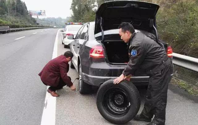 高速路上爆胎,应急车道上换轮胎被罚,车主:凭什么别人