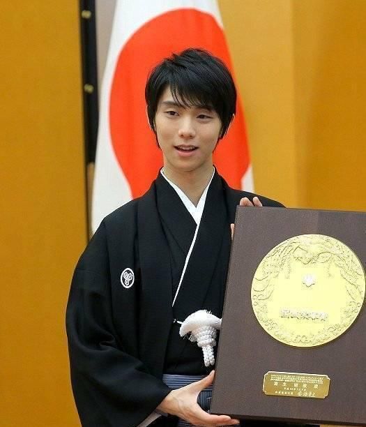 羽生结弦和服图片被换脸成男星衣服上专属标志成铁证