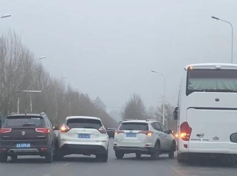 4个小事故告诉你，老司机为什么过红绿灯时更愿意减速慢行