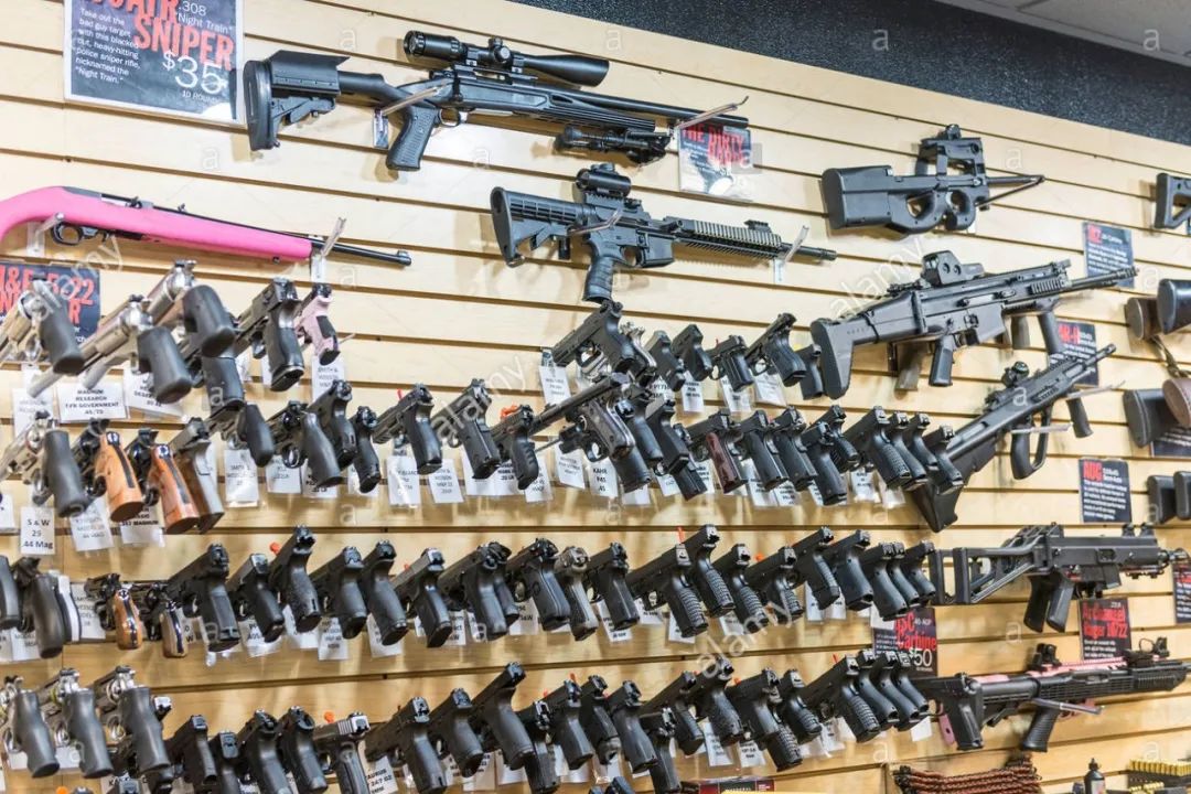 美国枪店老板不怕顾客买枪抢他吗?硬核大爷7枪反杀劫匪!|轻武专栏