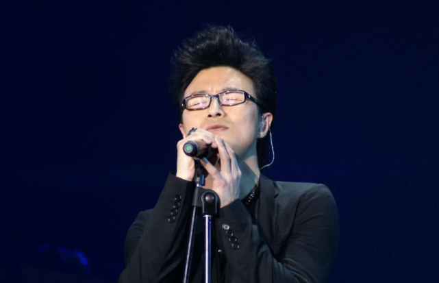 汪峰开600万的古斯特,看到“国际章”的豪车后,这就是家庭地位