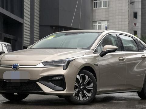 破百7.9秒的智能轿车，兼顾安全性和轻量化，稳坐国产新能源销冠
