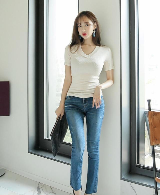 气质美女穿紧身牛仔裤,秀出迷人大长腿,身姿妙曼女人味十足!