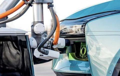 还在担忧燃油车占位？爱驰汽车研发移动充电机器人CARL