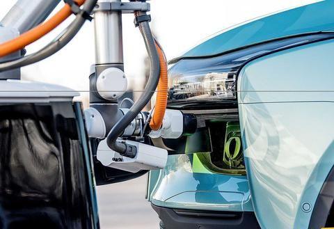 缓解油车占位问题 爱驰汽车研发充电机器人