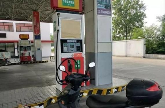 加油站有没有“作弊偷油”?55升油箱可以装下57升油,答案在这