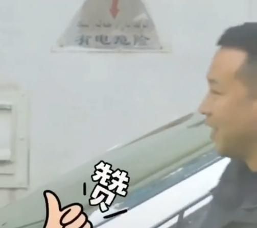 礼让行人被交警拦下,交警:知道为啥摁你不?车主:我的车太脏