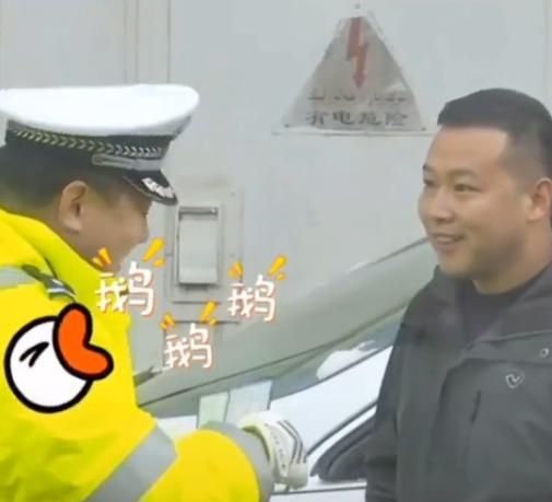 礼让行人被交警拦下,交警:知道为啥摁你不?车主:我的车太脏
