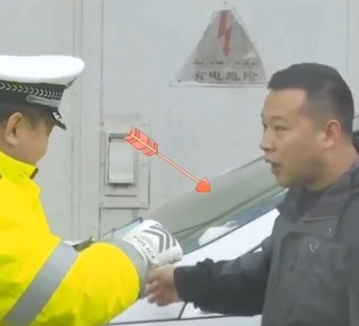 礼让行人被交警拦下,交警:知道为啥摁你不?车主:我的车太脏