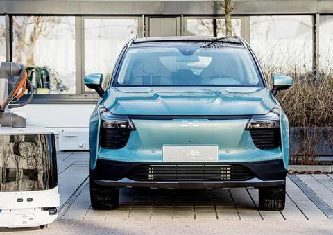 爱驰汽车研发充电机器人，可以自已寻找电动车