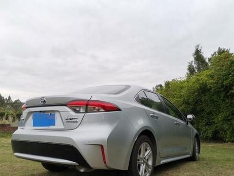 紧凑型家轿它更出色，大厂出品质量佳，双擎版综合油耗仅为4.1L