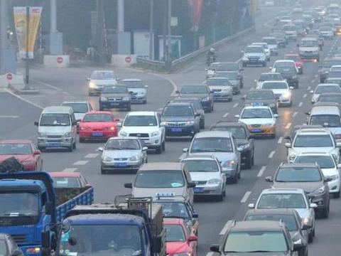 复工路上堵车，新能源车主愁得直流泪：20万的车，高速只能推着走