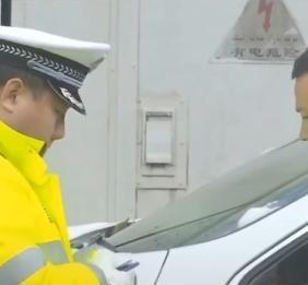 礼让行人被交警拦下,交警:知道为啥摁你不?车主:我的车太脏