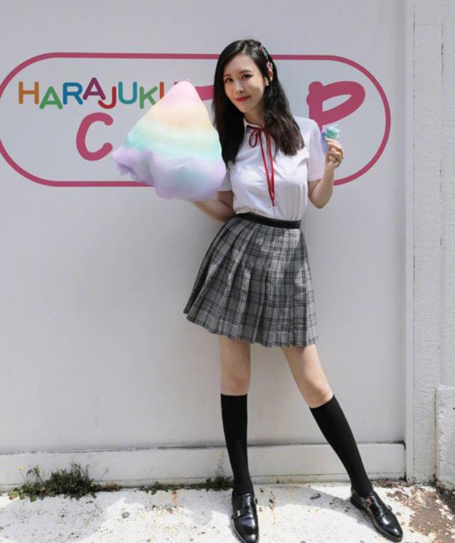 39岁田朴珺保养得真好,穿上下齐开叉礼服,