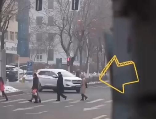 礼让行人被交警拦下,交警:知道为啥摁你不?车主:我的车太脏