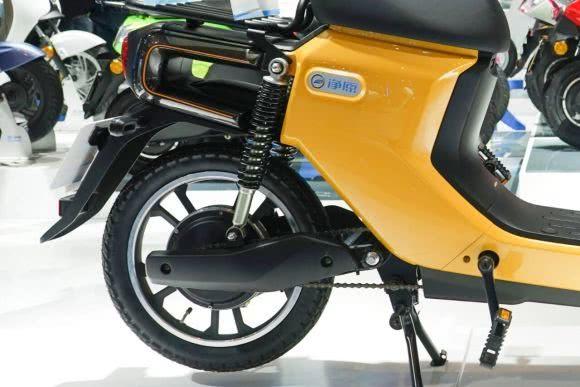 电动车上为何非要安装脚蹬子？专家说出理由，车主听完怒了