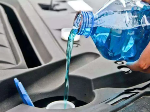 车上玻璃水用完了，能自己添加吗？维修工：小心发动机拉缸报废