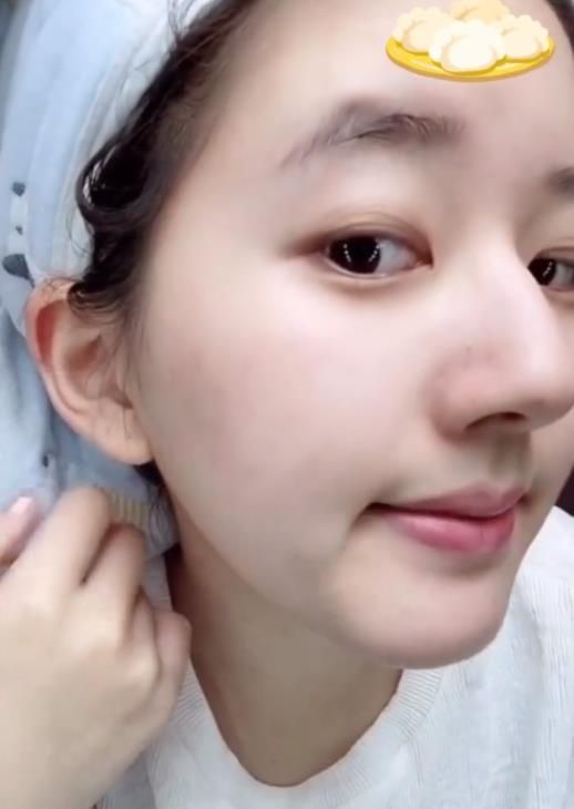 原来赵露思真人长这样,直播护肤不能化妆,素颜让人瞬间转粉