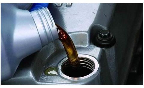 机油5000公里更换一次是“扯淡”？专家：还这样换，等着换发动机