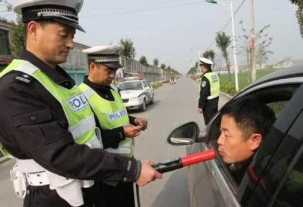 喝了酒开特斯拉回家，坐在副驾驶上，用无人驾驶，算酒驾吗？