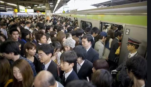 日本地铁到底有多可怕,女生宁愿走路也不坐?被称为女生的噩梦
