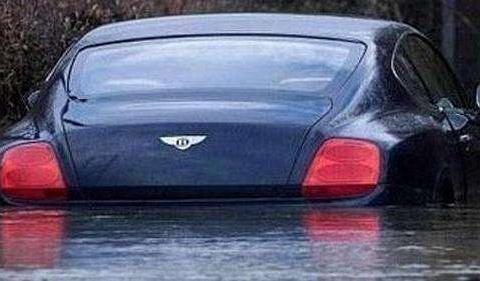 汽车都被水泡了，为啥车主不去挪车？保险员：这才是聪明人