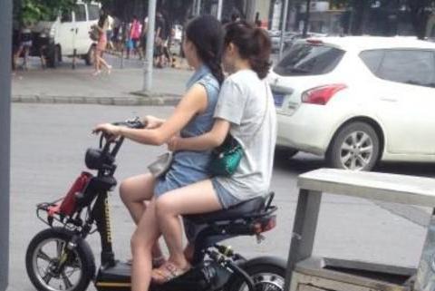 电动车强制装“脚蹬”惹争议，听完专家的话
