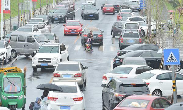 女车主乱停车,打20多个电话没接,结果车被困了在“孤岛”上