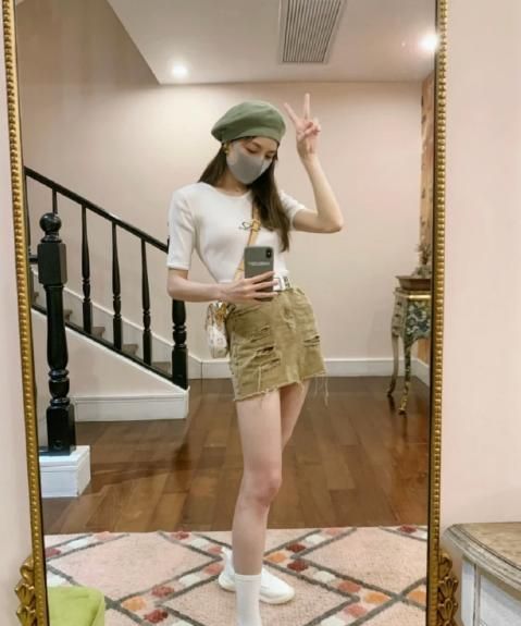 钟楚曦近期私服,时而酷帅搞怪时而美艳动人,颜值能打pose会摆
