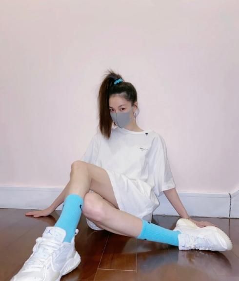 钟楚曦近期私服,时而酷帅搞怪时而美艳动人,颜值能打pose会摆
