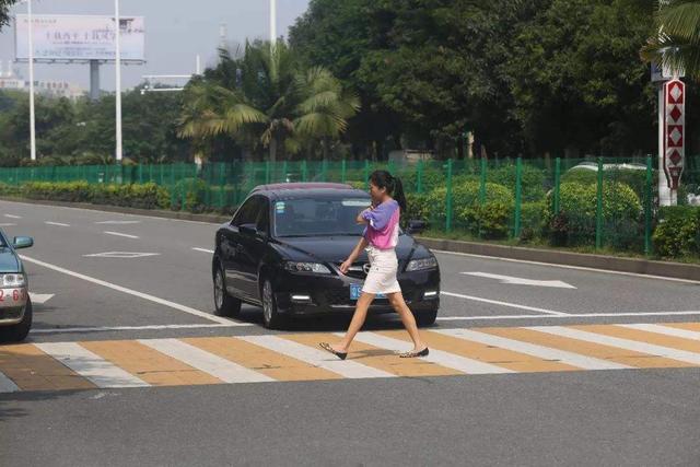 开车误撞闯红灯的行人或电动车，车主要不要负责？交警：都逃不掉