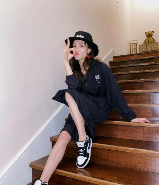 钟楚曦近期私服,时而酷帅搞怪时而美艳动人,颜值能打pose会摆