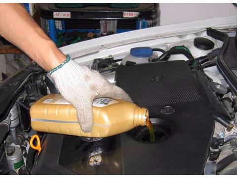 汽车机油必须5000km就换一次吗？到底多久换一次才不伤车？