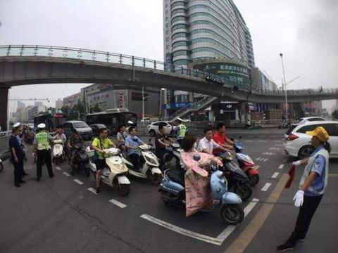 骑个电动车也要考驾照，看到考试内容和费用，车主二话不说去卖车