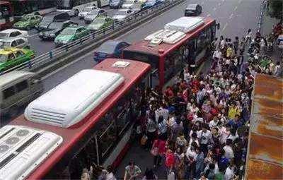 摩托车被禁电动车被限，还拿什么接孩子？专家建议惹怒众人