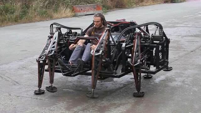 大学生耗时7年，用垃圾打造“机械蜘蛛代步车”速度“惊人”
