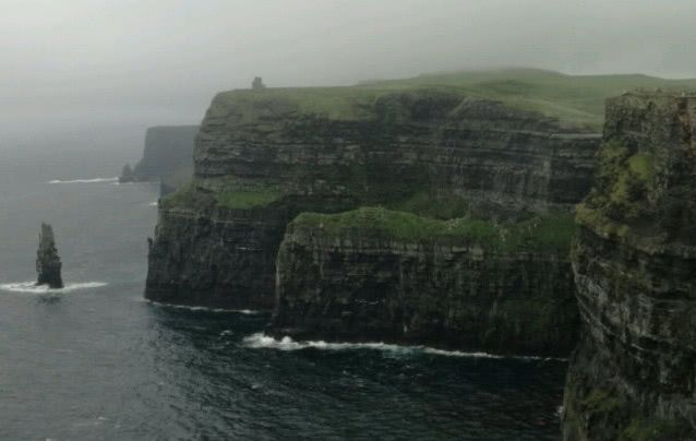 世界上最“神秘”的悬崖，上千人在此跳崖而亡，原因却是一颗草